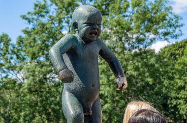 OSLO, NORway - 11 Temmuz 2014: 1920 'lerden ölümüne kadar heykeltraş Gustav Vigeland' ın yaptığı heykellerin Vigeland 'daki 