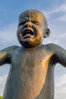 OSLO, NORway - 11 Temmuz 2014: 1920 'lerden ölümüne kadar heykeltraş Gustav Vigeland' ın yaptığı heykellerin Vigeland 'daki 