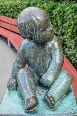 OSLO, NORway - 18 Temmuz 2014: Heykeltraş Gustav Vigeland tarafından 1920 'lerden ölümüne kadar Norveç' in Frogner Park kentindeki heykellerin dikilmesinde bebekleri temsil eden heykeller