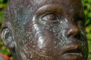 OSLO, NORway - 18 Temmuz 2014: Heykeltraş Gustav Vigeland tarafından 1920 'lerden ölümüne kadar Norveç' in Frogner Park kentindeki heykellerin dikilmesinde bebekleri temsil eden heykeller