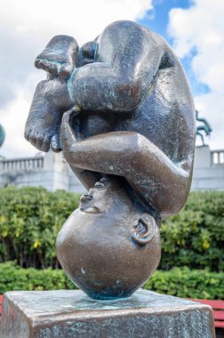 OSLO, NORway - 18 Temmuz 2014: Heykeltraş Gustav Vigeland tarafından 1920 'lerden ölümüne kadar Norveç' in Frogner Park kentindeki heykellerin dikilmesinde bebekleri temsil eden heykeller