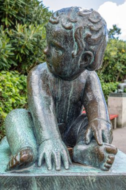 OSLO, NORway - 18 Temmuz 2014: Heykeltraş Gustav Vigeland tarafından 1920 'lerden ölümüne kadar Norveç' in Frogner Park kentindeki heykellerin dikilmesinde bebekleri temsil eden heykeller