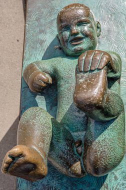 OSLO, NORway - 18 Temmuz 2014: Heykeltraş Gustav Vigeland tarafından 1920 'lerden ölümüne kadar Norveç' in Frogner Park kentindeki heykellerin dikilmesinde bebekleri temsil eden heykeller