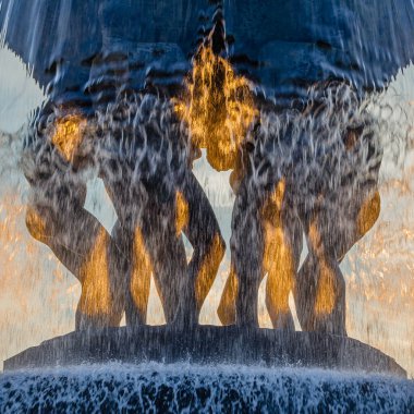 OSLO, NORway - 11 Temmuz 2014: Vigeland 'ın heykeltraş Gustav Vigeland tarafından 1920' lerden 1943 'te Frogner Park, Oslo, Norveç' teki ölümüne kadar oluşturulan heykellerin ilk heykel ünitesi olan 