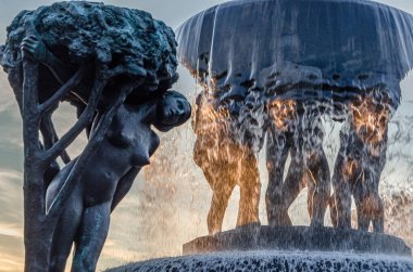 OSLO, NORway - 11 Temmuz 2014: Vigeland 'ın heykeltraş Gustav Vigeland tarafından 1920' lerden 1943 'te Frogner Park, Oslo, Norveç' teki ölümüne kadar oluşturulan heykellerin ilk heykel ünitesi olan 