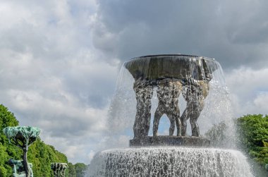 OSLO, NORway - 11 Temmuz 2014: Vigeland 'ın heykeltraş Gustav Vigeland tarafından 1920' lerden 1943 'te Frogner Park, Oslo, Norveç' teki ölümüne kadar oluşturulan heykellerin ilk heykel ünitesi olan 