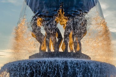 OSLO, NORway - 11 Temmuz 2014: Vigeland 'ın heykeltraş Gustav Vigeland tarafından 1920' lerden 1943 'te Frogner Park, Oslo, Norveç' teki ölümüne kadar oluşturulan heykellerin ilk heykel ünitesi olan 