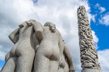 OSLO, NORway - 11 Temmuz 2014: Heykeltıraş Gustav Vigeland 'ın 1920' lerden Norveç 'in Frogner Park kentinde 1943' te ölümüne kadar yaptığı heykellerin dikildiği Vigeland 'daki 