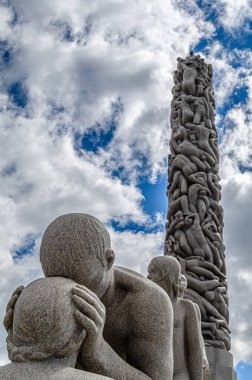 OSLO, NORway - 11 Temmuz 2014: Heykeltıraş Gustav Vigeland 'ın 1920' lerden Norveç 'in Frogner Park kentinde 1943' te ölümüne kadar yaptığı heykellerin dikildiği Vigeland 'daki 