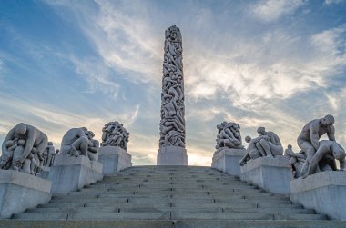 OSLO, NORway - 11 Temmuz 2014: Heykeltıraş Gustav Vigeland 'ın 1920' lerden Norveç 'in Frogner Park kentinde 1943' te ölümüne kadar yaptığı heykellerin dikildiği Vigeland 'daki 
