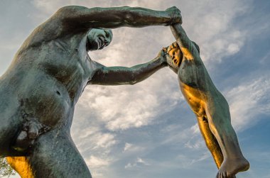 OSLO, NORway - 11 Temmuz 2014: Vigeland heykeltraş Gustav Vigeland tarafından 1920 'lerden 1943' te Frogner Park, Oslo, Norveç 'teki ölümüne kadar heykellerin montajı
