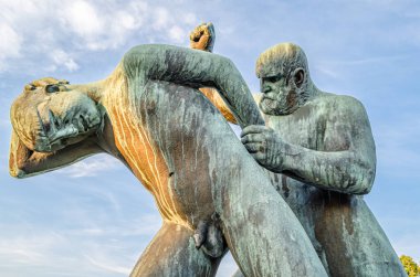 OSLO, NORway - 11 Temmuz 2014: Vigeland heykeltraş Gustav Vigeland tarafından 1920 'lerden 1943' te Frogner Park, Oslo, Norveç 'teki ölümüne kadar heykellerin montajı