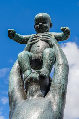 OSLO, NORway - 11 Temmuz 2014: Vigeland heykeltraş Gustav Vigeland tarafından 1920 'lerden 1943' te Frogner Park, Oslo, Norveç 'teki ölümüne kadar heykellerin montajı