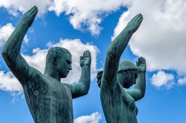 OSLO, NORway - 11 Temmuz 2014: Vigeland heykeltraş Gustav Vigeland tarafından 1920 'lerden 1943' te Frogner Park, Oslo, Norveç 'teki ölümüne kadar heykellerin montajı