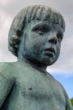 OSLO, NORway - 11 Temmuz 2014: Vigeland heykeltraş Gustav Vigeland tarafından 1920 'lerden 1943' te Frogner Park, Oslo, Norveç 'teki ölümüne kadar heykellerin montajı