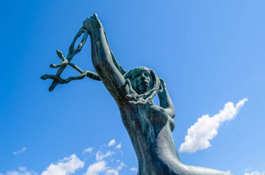 OSLO, NORway - 11 Temmuz 2014: Vigeland heykeltraş Gustav Vigeland tarafından 1920 'lerden 1943' te Frogner Park, Oslo, Norveç 'teki ölümüne kadar heykellerin montajı