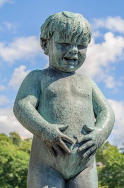 OSLO, NORway - 11 Temmuz 2014: Vigeland heykeltraş Gustav Vigeland tarafından 1920 'lerden 1943' te Frogner Park, Oslo, Norveç 'teki ölümüne kadar heykellerin montajı