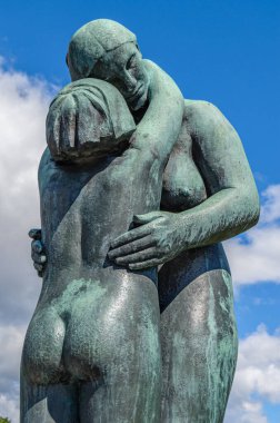 OSLO, NORway - 11 Temmuz 2014: Vigeland heykeltraş Gustav Vigeland tarafından 1920 'lerden 1943' te Frogner Park, Oslo, Norveç 'teki ölümüne kadar heykellerin montajı