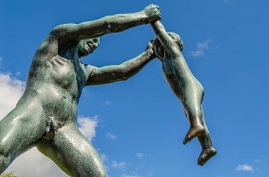 OSLO, NORway - 11 Temmuz 2014: Vigeland heykeltraş Gustav Vigeland tarafından 1920 'lerden 1943' te Frogner Park, Oslo, Norveç 'teki ölümüne kadar heykellerin montajı