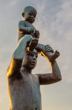OSLO, NORway - 11 Temmuz 2014: Vigeland heykeltraş Gustav Vigeland tarafından 1920 'lerden 1943' te Frogner Park, Oslo, Norveç 'teki ölümüne kadar heykellerin montajı
