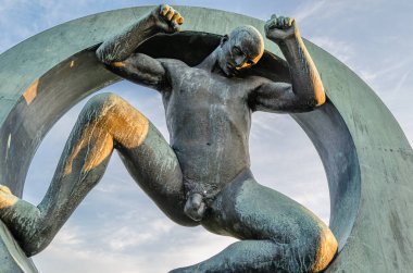 OSLO, NORway - 11 Temmuz 2014: Vigeland heykeltraş Gustav Vigeland tarafından 1920 'lerden 1943' te Frogner Park, Oslo, Norveç 'teki ölümüne kadar heykellerin montajı