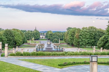 OSLO, NORway - 11 Temmuz 2014: Norveç 'in Oslo kentindeki Frogner Parkı' nı ziyaret eden insanlar, Gustav Vigeland tarafından 1920 'lerden ölümüne kadar oluşturulan heykellerin Vigeland' daki eserleriyle ünlüdür (1943).)