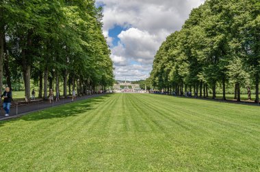 OSLO, NORway - 18 Temmuz 2014: Norveç 'in Oslo kentindeki Frogner Parkı' nı ziyaret eden insanlar, Gustav Vigeland tarafından 1920 'lerden ölümüne kadar oluşturulan heykellerin Vigeland' daki eserleriyle ünlüdür (1943).)