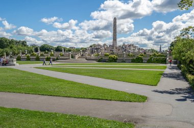OSLO, NORway - 18 Temmuz 2014: Norveç 'in Oslo kentindeki Frogner Parkı' nı ziyaret eden insanlar, Gustav Vigeland tarafından 1920 'lerden ölümüne kadar oluşturulan heykellerin Vigeland' daki eserleriyle ünlüdür (1943).)