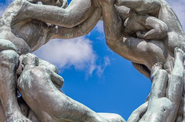 OSLO, NORway - 18 Temmuz 2014: Vigeland heykel montajında heykel Gustav Vigeland tarafından 1920 'lerden 1943' te Frogner Park, Oslo, Norveç 'te ölümüne kadar