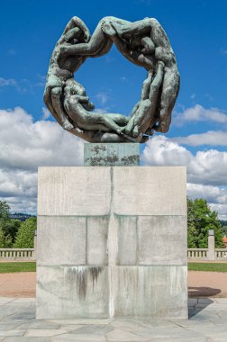 OSLO, NORway - 18 Temmuz 2014: Vigeland heykel montajında heykel Gustav Vigeland tarafından 1920 'lerden 1943' te Frogner Park, Oslo, Norveç 'te ölümüne kadar