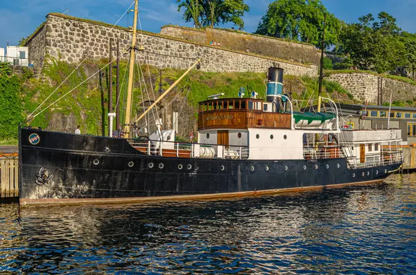 OSLO, NORway - 11 Temmuz 2014: Norveç 'in Oslofjord kıyısındaki Oslo marinasında tekneler