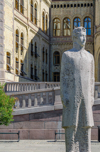 ОСЛО, НОРВЕГИЯ - 12 июля 2014 года: Статуя короля Кристиана Фредерика, сделанная Кристианом Блистадом 2014 года, расположена перед зданием Стортинга в Осло, резиденцией парламента Норвегии