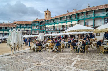Çin, İspanya - 2 Kasım 2019: 15. yüzyılda İspanya 'nın Chinchon kentinde inşa edilen Plaza Mayor (ana meydan) popüler mimarinin bir örneğidir. Düzensiz bir şekli var, binaların üç katı var, sarkık galerileri ve ahşap balkonu var.