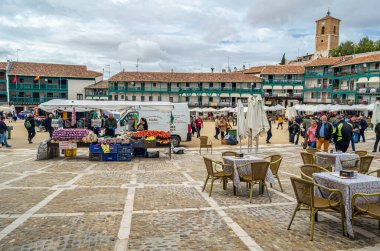 ÇİN, İSPAN - 2 Kasım 2019: Chinchon, İspanya Topluluğu 'nun ortaçağ ana meydanında (Plaza Mayor) yerel sebze pazarı