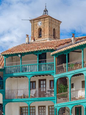 Chinchon, İspanya 'daki saat kulesi. 15. yüzyıldan önce inşa edilmiş eski bir kilise olan Our Lady of Grace 'in bir parçasıydı; kilise 1808' de Napolyon askerleri tarafından yıkıldı.
