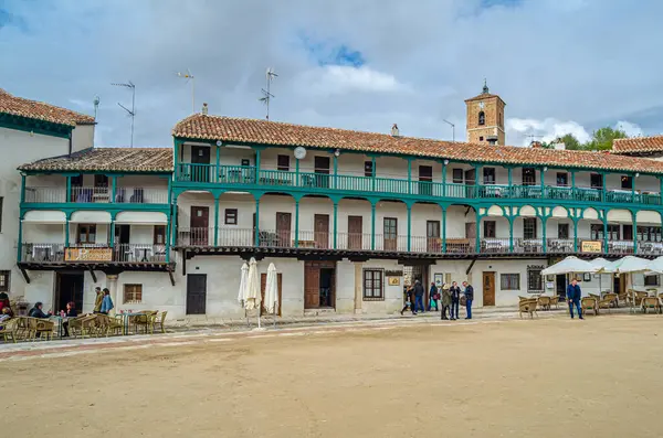 Çin, İspanya - 2 Kasım 2019: 15. yüzyılda İspanya 'nın Chinchon kentinde inşa edilen Plaza Mayor (ana meydan) popüler mimarinin bir örneğidir. Düzensiz bir şekli var, binaların üç katı var, sarkık galerileri ve ahşap balkonu var.