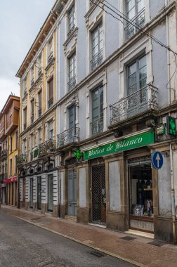 LUARCA, İspanya - SEPTEMBER 2, 2022: Kuzey İspanya 'nın Asturias kentindeki Luarca kentindeki renkli caddelerin manzarası