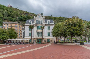 LUARCA, İspanya - 2 Eylül 2022: Luarca, Asturias, İspanya 'daki Belediye Binası Cephesi