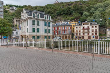 İspanya 'nın kuzeyindeki Luarca, Asturias kentindeki renkli caddelerin manzarası