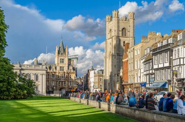 CAMBRIDGE, UNITED KINGDOM - 11 Ekim 2014: Cambridge, Birleşik Krallık 'taki eski kentsel manzara, sokaklar