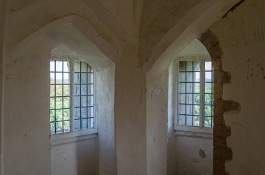 Şatoya Yükseliş, Birleşik KINGDOM - 10 Ekim 2014: Yükselen Kale 'nin iç görünümü, 1138 yılında İngiltere' nin Norfolk kentindeki Kale Rising kasabasında yıkılmış bir ortaçağ kalesi.