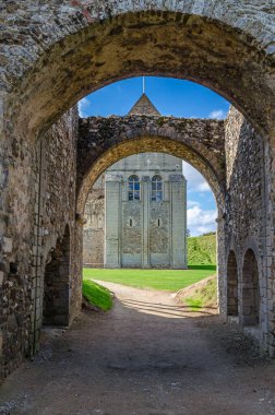 Şatoya Yükseliş, Birleşik KINGDOM - 10 Ekim 2014: Yükselen Kale 'nin dış görünüşü, 1138 yılında İngiltere' nin Norfolk kentindeki Kale Rising kasabasında yıkılmış bir ortaçağ kalesi.