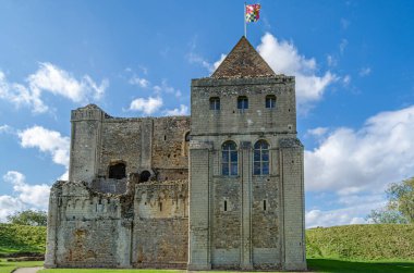 Şatoya Yükseliş, Birleşik KINGDOM - 10 Ekim 2014: Yükselen Kale 'nin dış görünüşü, 1138 yılında İngiltere' nin Norfolk kentindeki Kale Rising kasabasında yıkılmış bir ortaçağ kalesi.