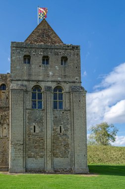 Şatoya Yükseliş, Birleşik KINGDOM - 10 Ekim 2014: Yükselen Kale 'nin dış görünüşü, 1138 yılında İngiltere' nin Norfolk kentindeki Kale Rising kasabasında yıkılmış bir ortaçağ kalesi.