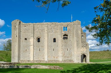 Şatoya Yükseliş, Birleşik KINGDOM - 10 Ekim 2014: Yükselen Kale 'nin dış görünüşü, 1138 yılında İngiltere' nin Norfolk kentindeki Kale Rising kasabasında yıkılmış bir ortaçağ kalesi.