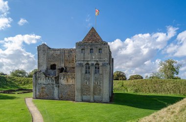 Şatoya Yükseliş, Birleşik KINGDOM - 10 Ekim 2014: Yükselen Kale 'nin dış görünüşü, 1138 yılında İngiltere' nin Norfolk kentindeki Kale Rising kasabasında yıkılmış bir ortaçağ kalesi.