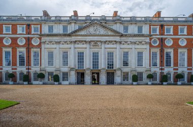 MOLESEY, UNITED KINGDOM - OCTUBRE 9, 2014: Hampton Court Palace Cephesi, Thames üzerinde Londra Borough 'daki bir kraliyet sarayı.
