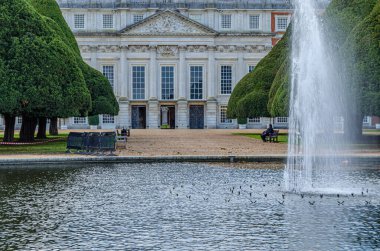 MOLESEY, UNITED KINGDOM - OCTUBRE 9, 2014: Hampton Court Palace Cephesi, Thames üzerinde Londra Borough 'daki bir kraliyet sarayı.