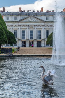 MOLESEY, UNITED KINGDOM - OCTUBRE 9, 2014: Hampton Court Palace Cephesi, Thames üzerinde Londra Borough 'daki bir kraliyet sarayı.