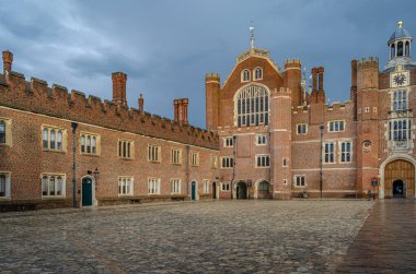 MOLESEY, UNITED KINGDOM - OCTUBRE 9, 2014: Hampton Court Palace Cephesi, Thames üzerinde Londra Borough 'daki bir kraliyet sarayı.